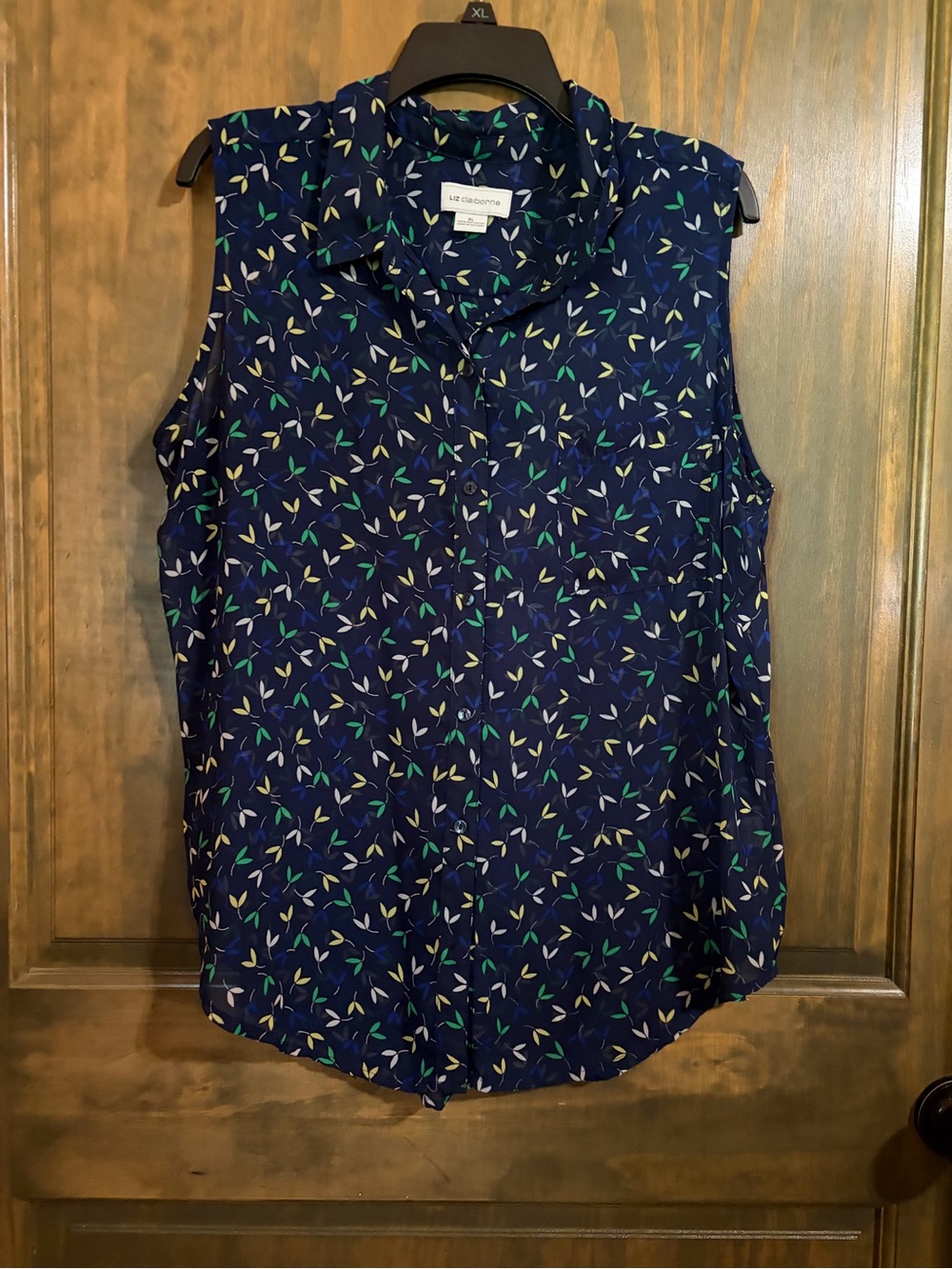 Liz Claiborne Navy Leaf-Print Sleeveless Button-Down Top